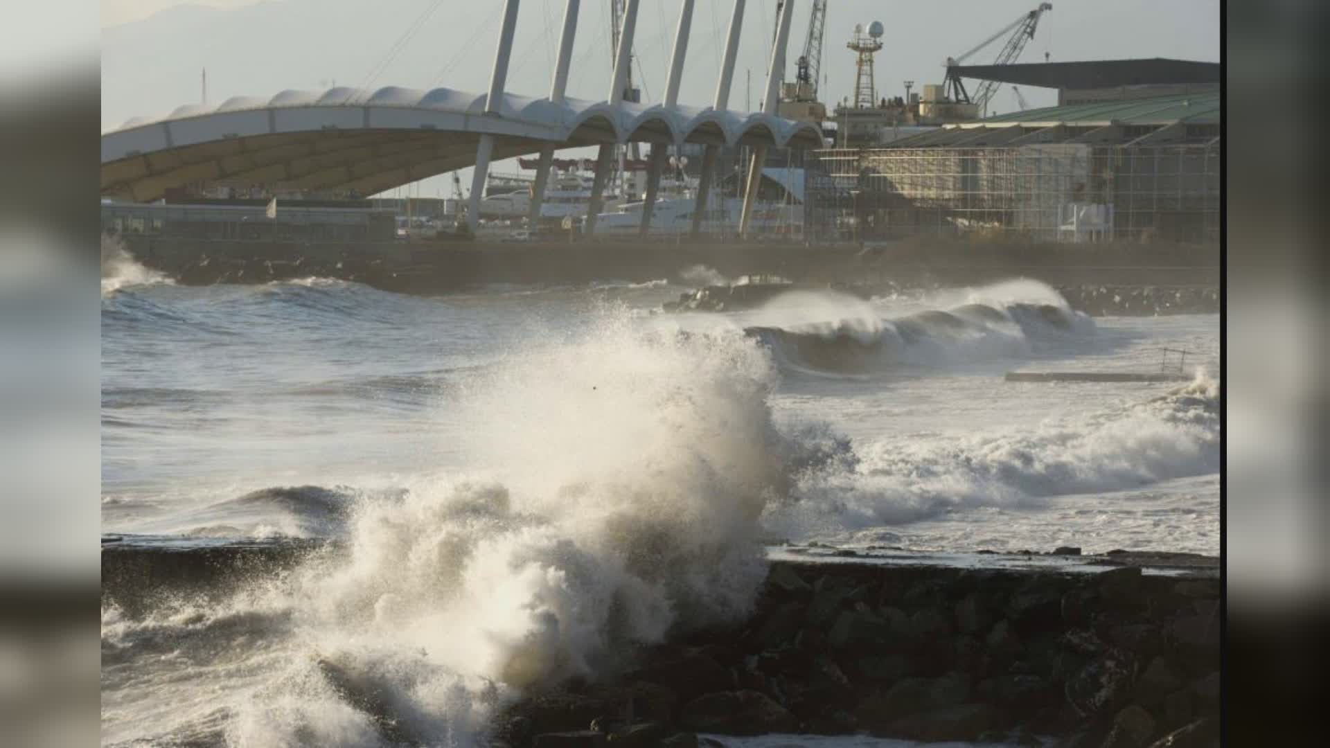 Genova, allerta per mareggiata, sarà la più intensa dell'anno con onde fino a 7 metri: il Comune emette l'ordinanza