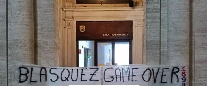 Genoa, tifosi contro l'a.d. Blazquez: striscione di protesta davanti al Palazzo della Regione