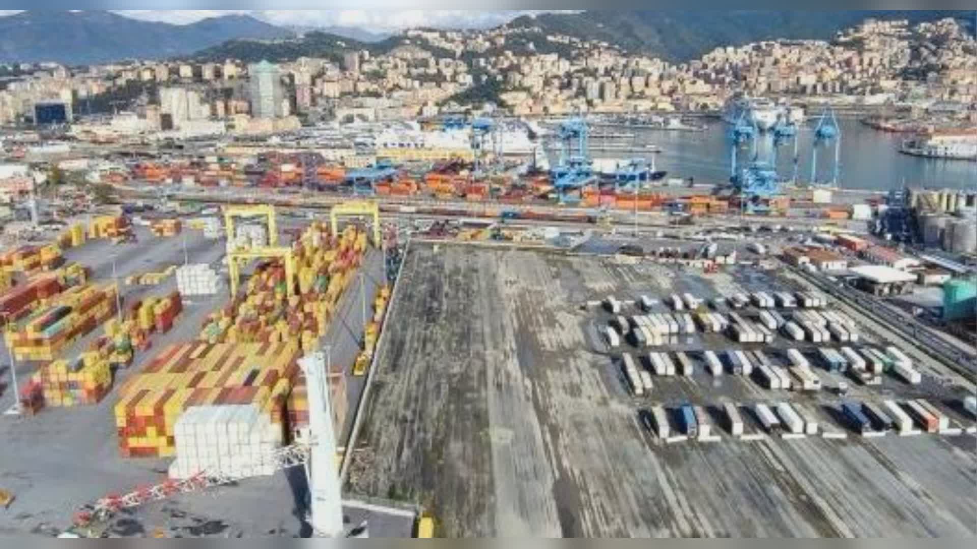 Incidente sul lavoro, marittimo cade a bordo di portacontainer davanti a Genova: è grave