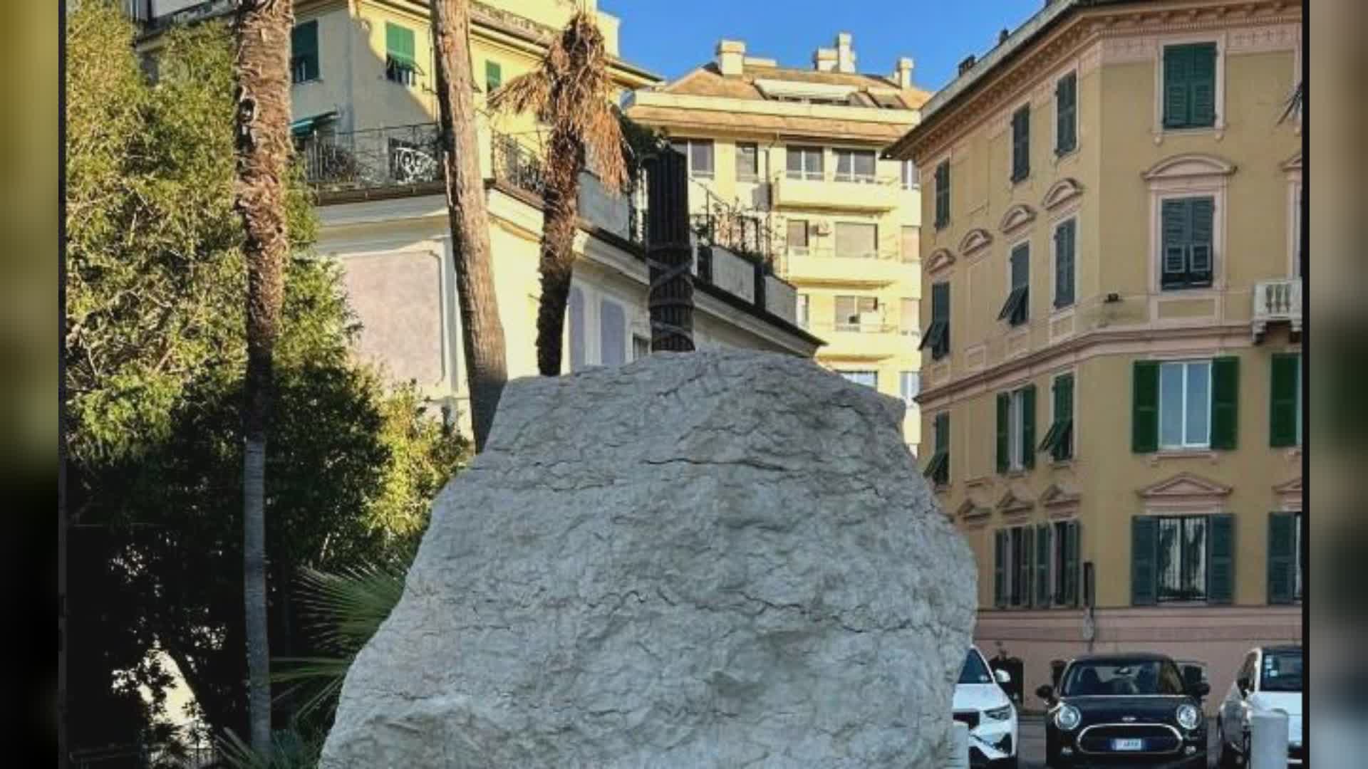 Genova, Castelletto: rubato l'elmo dal monumento ai caduti della Grande Guerra