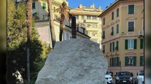 Genova, Castelletto: rubato l'elmo dal monumento ai caduti della Grande Guerra