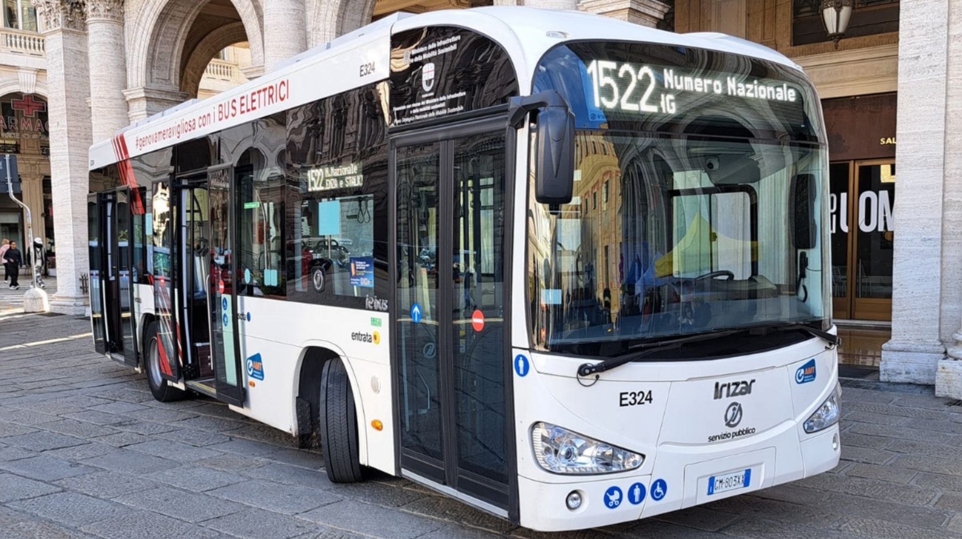 Genova, il bus elettrico di Amt in piazza de Ferrari per la lotta contro la violenza sulle donne