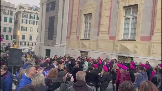 Genova, violenza contro le donne: Wall of Dolls colora la città di rosa