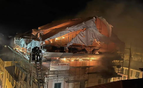 Chiavari: in fiamme tetto in rifacimento di edificio in pieno centro, intervenuti i vigili del fuoco, evacuati alcuni appartamenti