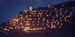 Manarola, il presepe luminoso di Mario Andreoli si prepara a illuminare il Natale