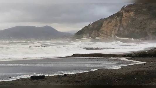 Mareggiata: Sestri Levante, recuperato uno dei due pescherecci affondati
