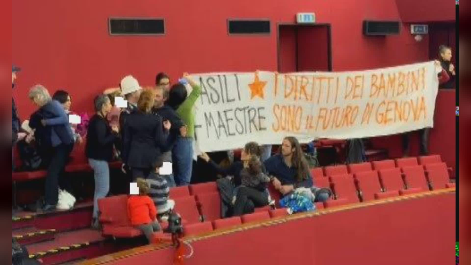 Asili nido a Genova, la protesta di genitori e insegnanti arriva in consiglio comunale: "Servizi in crisi"