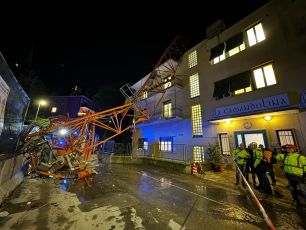 Genova, gru precipita su Rsa in via Chiodo: 93 anziani evacuati