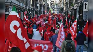 Sciopero generale, venerdì di stop per trasporti, scuola e sanità ma non per i treni