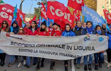 Oggi sciopero generale, disagi per trasporti pubblici, sanità e scuola. Treni regolari. 25mila in corteo a Genova 