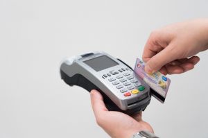 Bancomat e carte in tilt, commercianti con il fiato sospeso per il sabato di shopping