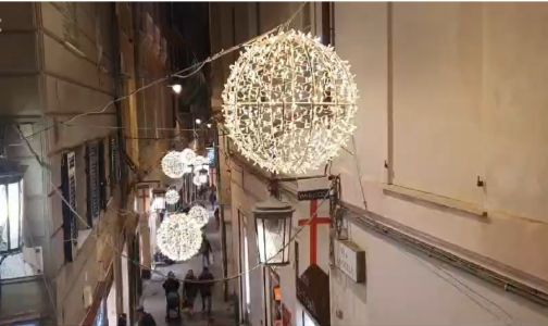 Natale a Genova, in via Luccoli si accendono le luminarie 