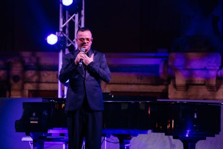 Gigi D'Alessio al Gala per il Gaslini dedica 'Tu si na' cosa grande...' al Principe Pallavicino: "Posso darti del tu"?