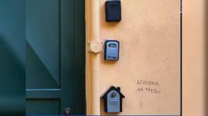 Affitti brevi, addio alle key box di Airbnb. Obbligo di check-in di persona: stretta del Ministero dell’Interno