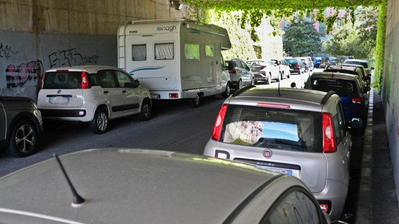 Genova, camion incastrato sotto voltino in via Carrara: traffico in tilt a Sturla e Quarto