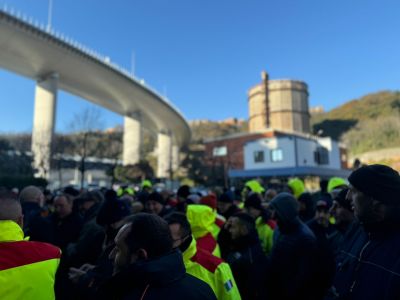 Genova: lavoratori Ansaldo in protesta durante l’assemblea di Confindustria