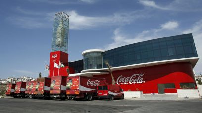 Coca-Cola rivede gli impegni per il riciclo, accuse di greenwashing dagli attivisti