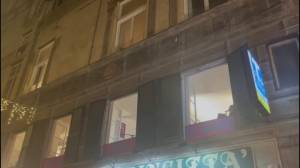 Genova, gli artisti di strada incantano il pubblico dalle finestre di Tiler