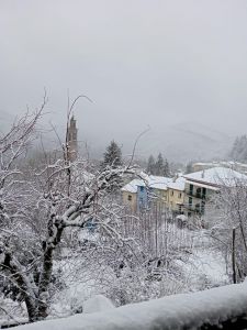 Fontanigorda, il ritorno della neve che prepara l'atmosfera da favola per i mercatini 