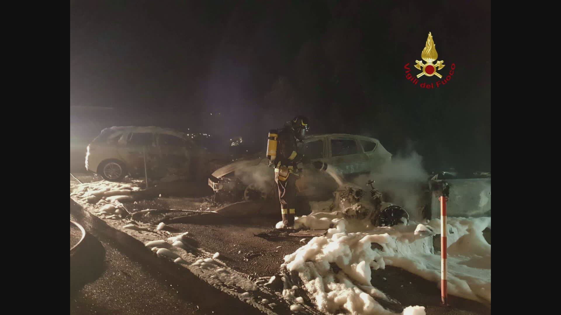 Arenzano, in fiamme tre auto, due moto e una bicicletta: ipotesi dolo