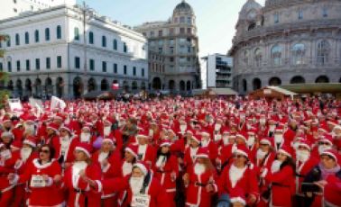 Genova, “Camminata dei Babbi Natale”: la città si colora di rosso a favore del Gaslini