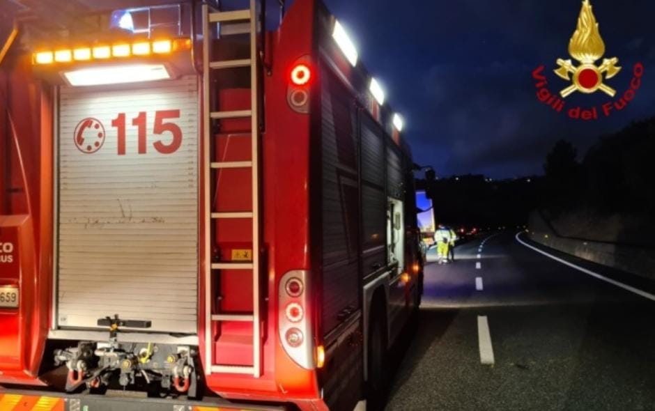 Scontro tra tir e auto provoca esplosione sulla A10: un morto e tredici intossicati