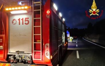 Scontro tra tir e auto provoca esplosione sulla A10: un morto e tredici intossicati