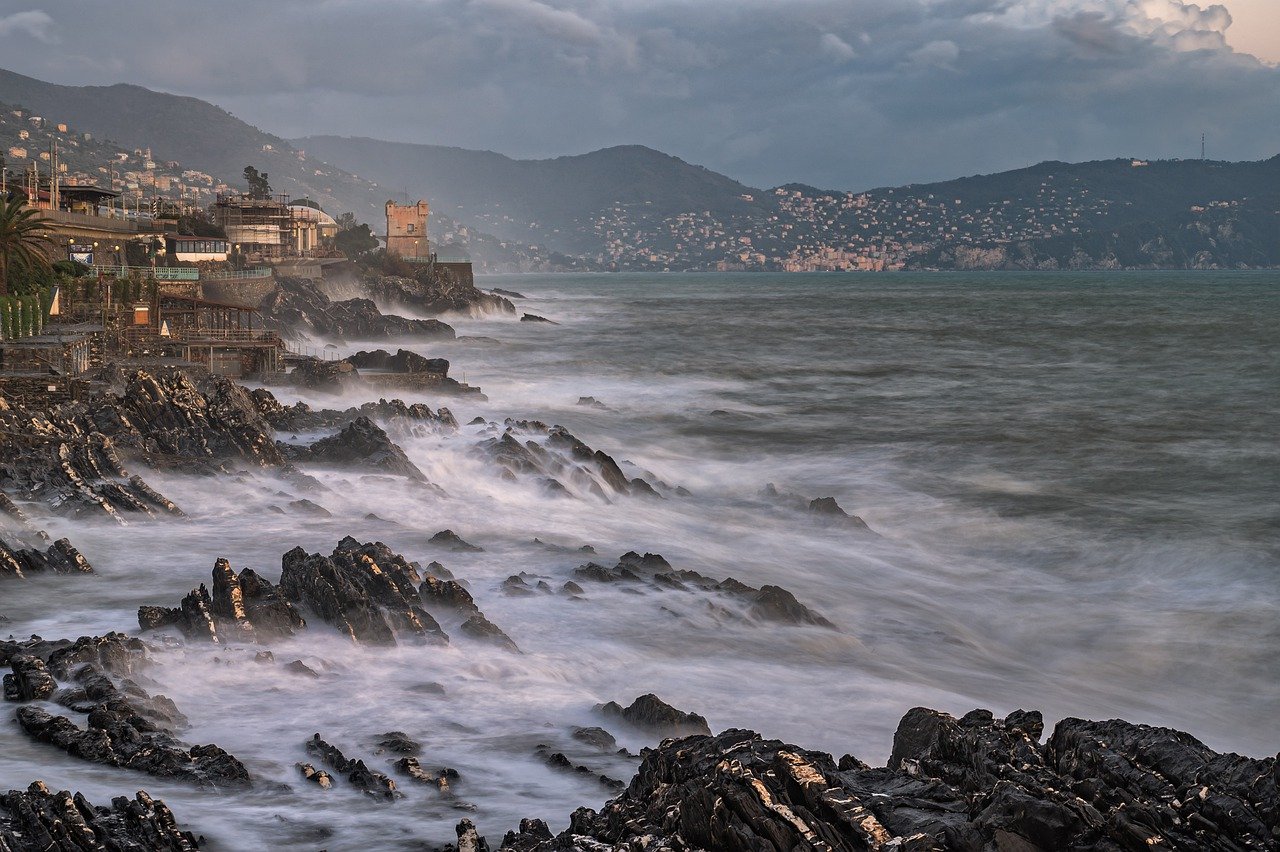 Venerdì di nubi e neve sui rilievi, Liguria tra instabilità e mare mosso