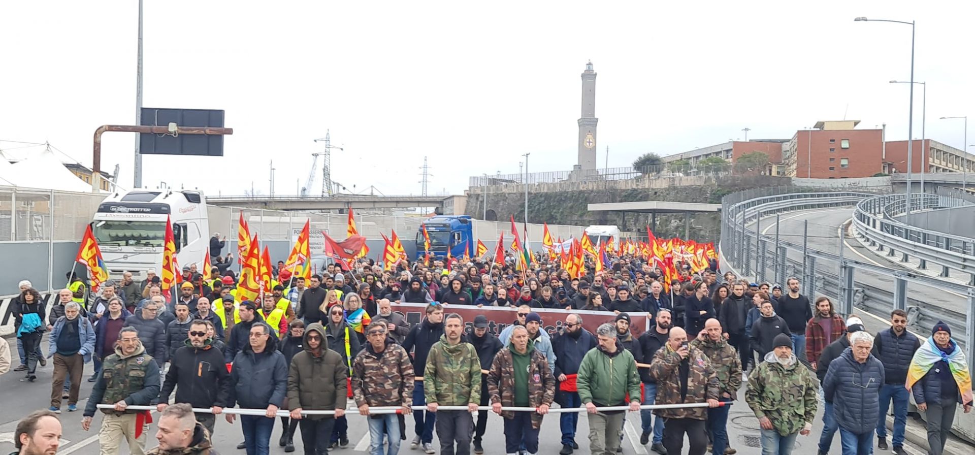 Venerdì di scioperi: stop dei sindacati di base per 24 ore, a Cornigliano manifestano anche i metalmeccanici