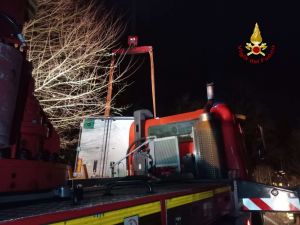 Camion bloccato su tornante a Savignone, intervengono i Vigili del Fuoco con l’autogrù