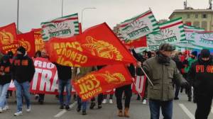 Corteo metalmeccanici, i sindacati: "Più salari e sicurezza, ridurre orario di lavoro"