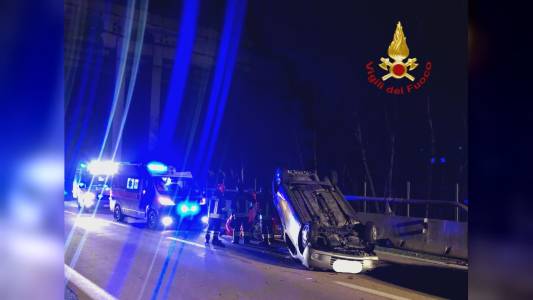 Paura sull'autostrada A7, auto colpisce guardrail e si cappotta