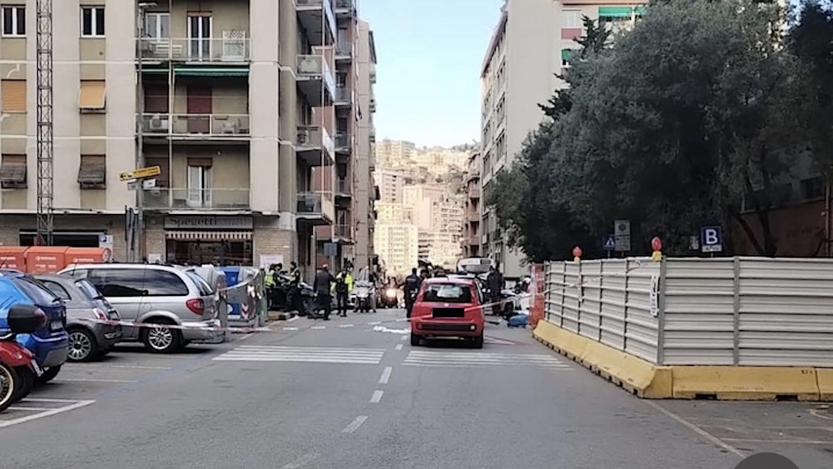 Genova, grave incidente in piazza Solari: ventenne in codice rosso al San Martino