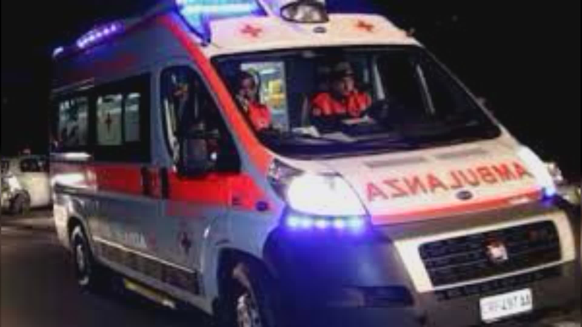 Genova, ubriaco finge di essere stato investito da ambulanza e malmena soccorritore e carabinieri: arrestato