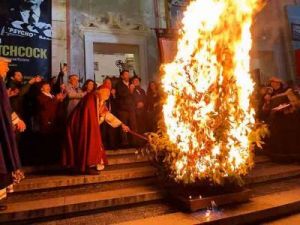 Domani a Genova torna l’antica tradizione del Confeugo, il rito dell’alloro e del fuoco in Piazza De Ferrari