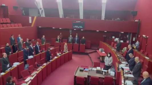 Incidente mortale nel porto di Pra', le reazioni della politica. A Genova osservato un minuto di silenzio in consiglio comunale