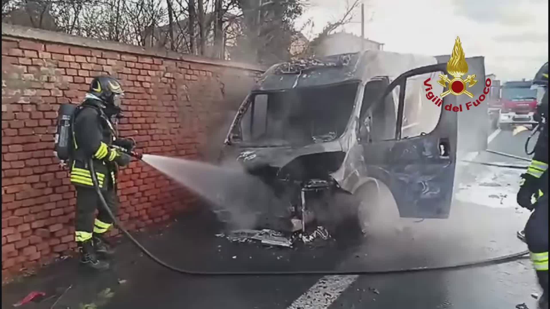 Paura in A7, furgone prende fuoco all'altezza di Vignole Borbera