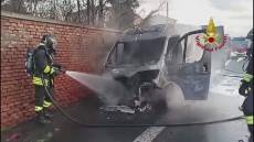 Paura in A7, furgone prende fuoco all'altezza di Vignole Borbera