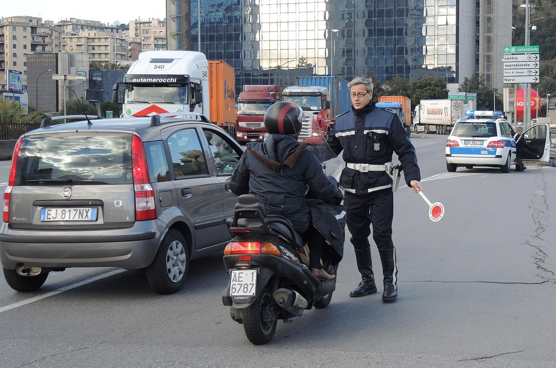 Domani vento di burrasca a Genova, chiusi parchi e cimiteri: divieti sulla sopraelevata