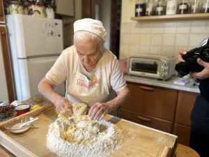 Verso il Natale: Enrichetta superstar, a Benvenuti in Liguria i rimbrotti al figlio Cucinosofo  