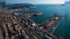 Liguria, porti senza pace: dopo l'incidente mortale a Genova, alla Spezia camionista cade e batte la testa, ricoverato in codice rosso