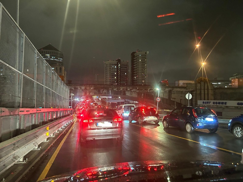 Traffico cittadino ancora nel caos: tutti fermi all'uscita di Genova Ovest