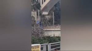 Tralicci del treno danneggiati a Cogoleto, ecco il video del tir investito dalle raffiche di vento