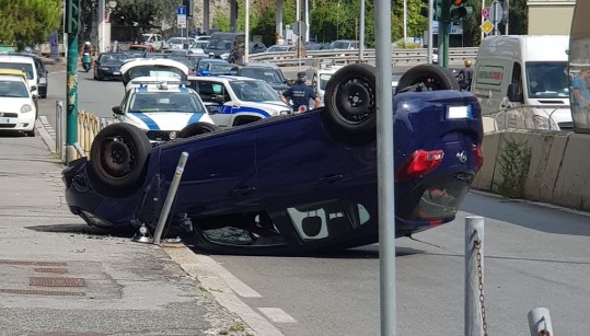 Lavagna: auto si ribalta e investe altre due vetture, tre feriti