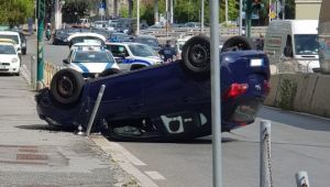 Lavagna: auto si ribalta e investe altre due vetture, tre feriti