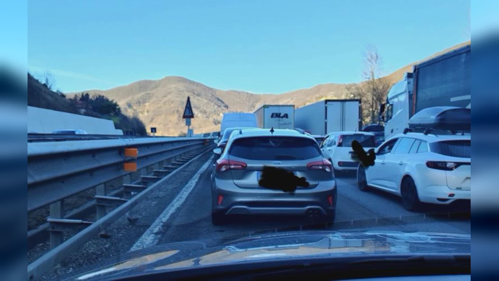 Autostrade, maxi tamponamento (ancora) in zona di cantiere: traffico bloccato in A12 e A26