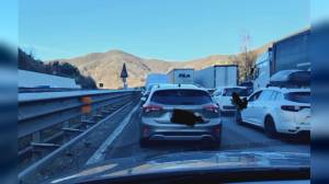 Autostrade, maxi tamponamento (ancora) in zona di cantiere: traffico bloccato in A12  eA26