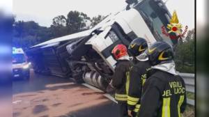 Camion ribaltato sulla A10, disagi al traffico verso Genova e Savona