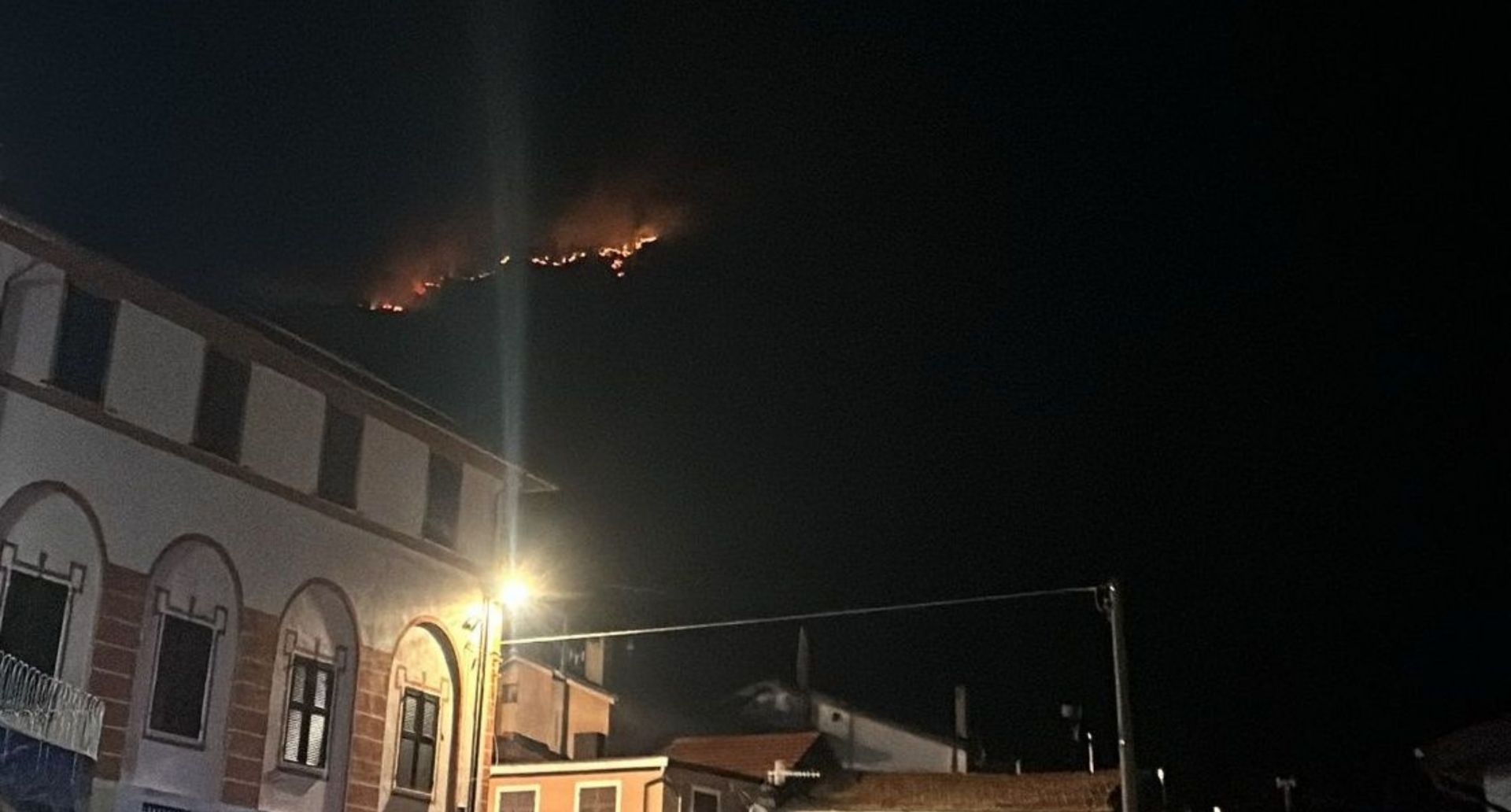 Incendio a Varazze, fiamme vicine alle case: due famiglie evacuate