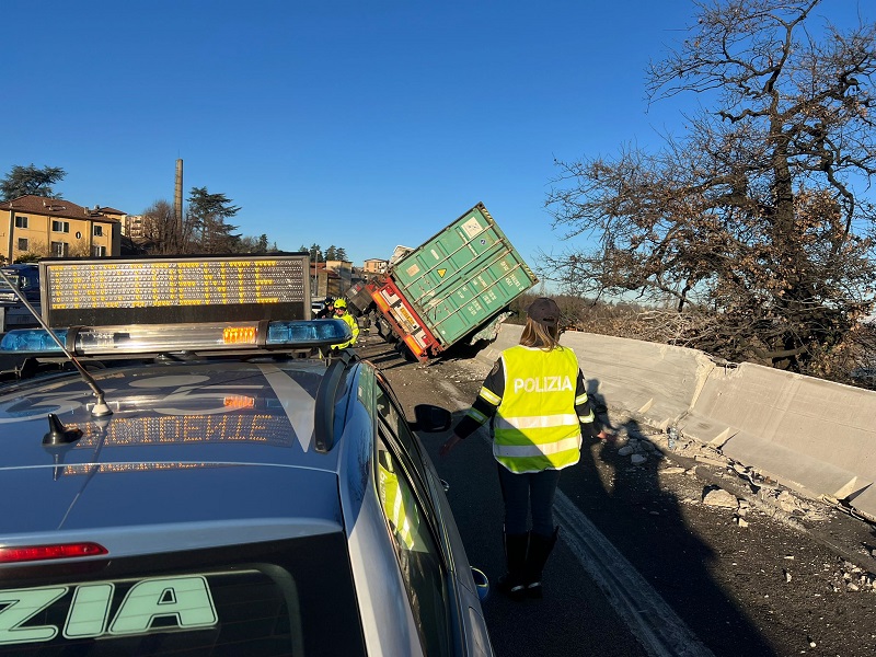 Forte vento sulla A7, tir sbanda e rimane in bilico: tratto chiuso e poi riaperto fra Vignole Borbera e Serravalle